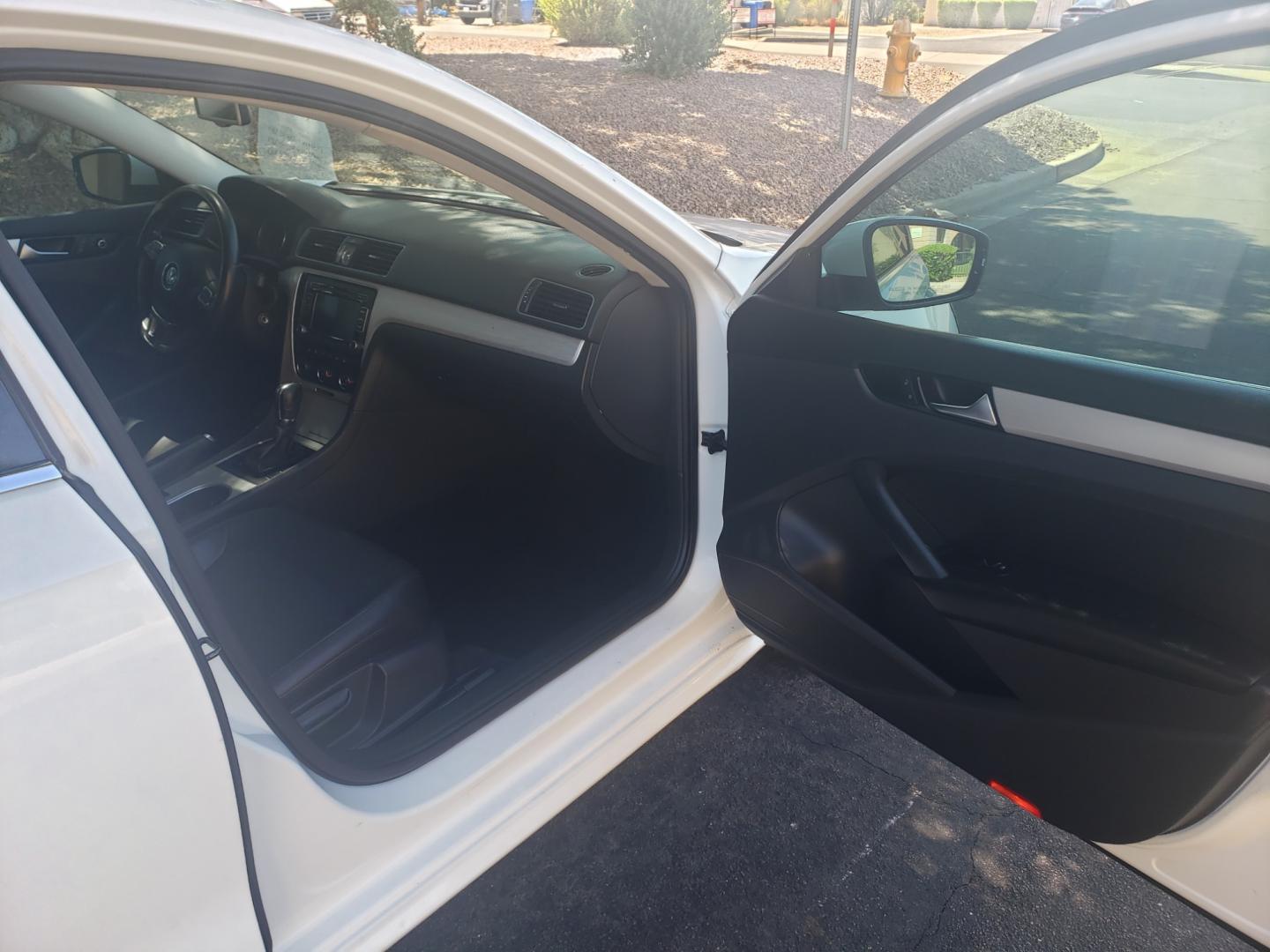 2013 WHITE /gray and black Volkswagen Passat se (1VWBP7A31DC) with an 2.5 l5 engine, 6-Speed Automatic transmission, located at 323 E Dunlap Ave., Phoenix, AZ, 85020, (602) 331-9000, 33.567677, -112.069000 - 2013 Volkswagen Passat SE,........ EXCELLENT condition,......A Real Must See!!.... No accidents, Ice cold ac, Touch Screen Stereo/CD Player, Satellite compatible, Bluetooth, Phone sync, Clean Black and Gray interior with Black Leather seats in near perfect condition, power windows, power door locks, - Photo#12